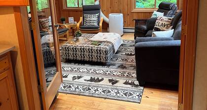 Beautiful retreat in a lake community to the enjoy the summer season.