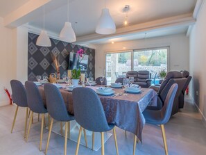 Villa | Privékeuken | Een koelkast, een magnetron, een oven, een kookplaat