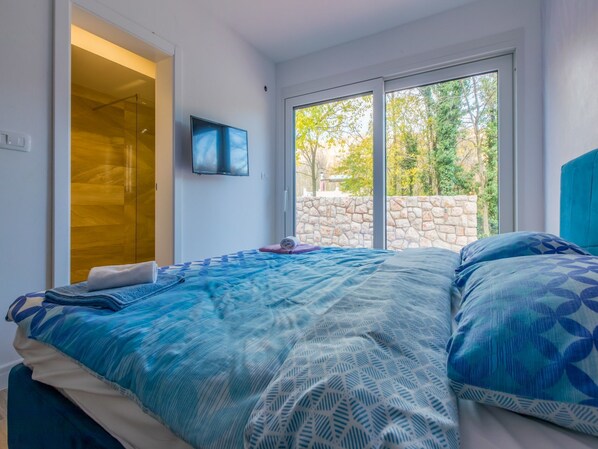 Villa | Caja de seguridad en la habitación y tabla de planchar con plancha 