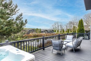 Outdoor spa tub - Parracombe Lodge- Hot tub and Free Parking (Barnstaple)