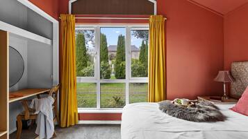 2 chambres, bureau, fer et planche à repasser, lit parapluie