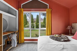 2 bedrooms, desk, iron/ironing board, travel cot