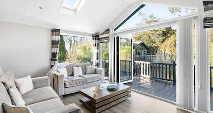 Combe Lodge, Kentisbury Grange - a lodge that sleeps 4 guests in 2 bedrooms