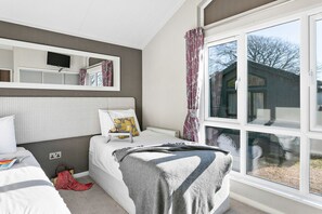 2 bedrooms, desk, iron/ironing board, Internet - Combe Lodge, Kentisbury Grange -  a lodge that sleeps 4 guests  in 2 bedrooms (Barnstaple)