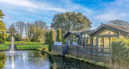 Combe Lodge, Kentisbury Grange - a lodge that sleeps 4 guests in 2 bedrooms