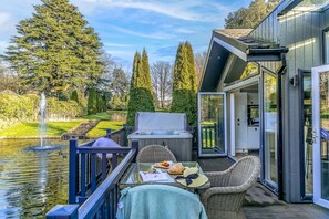 Outdoor dining - Combe Lodge, Kentisbury Grange -  a lodge that sleeps 4 guests  in 2 bedrooms (Barnstaple)