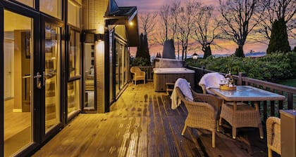 A lodge that sleeps 4 guests in 2 bedrooms