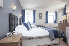 2 habitaciones, escritorio, tabla de planchar con plancha y internet