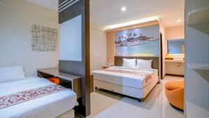 Una habitación de hotel moderna con dos camas, un cuadro de una playa, un escritorio y un baño con lavabo y espejo.