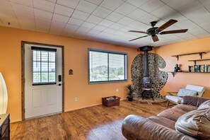 Smart-tv, eldstad, tv-spel och dvd-spelare