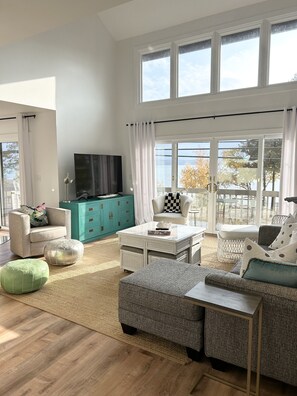 Smart-TV, peis og bøker