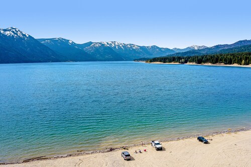 Charming vintage lodge with fireplace, deck & grill - walk to Lake Cle Elum