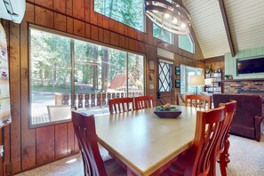 Dining - Charming vintage lodge with fireplace, deck & grill - walk to Lake Cle Elum (Ronald)