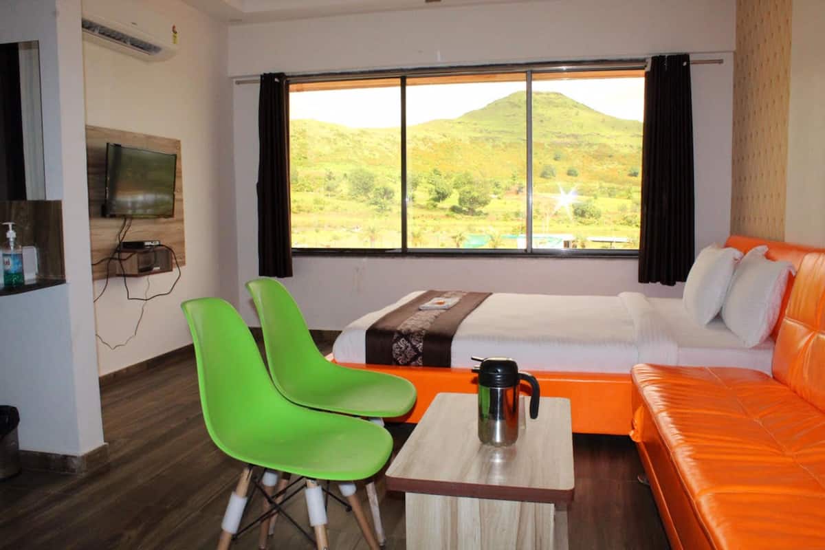 Quarto casal luxo, vista para a montanha | Escrivaninha, cortinas blackout, roupa de cama