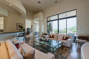 TV, caminetto, tavolo da calcetto, tavolo da ping pong