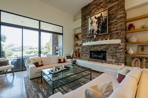 TV, caminetto, tavolo da calcetto, tavolo da ping pong