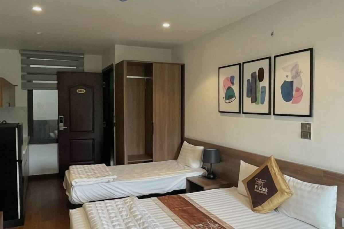 Desk, blackout curtains, free WiFi, bed sheets