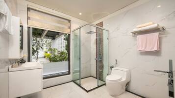 Family Double Room | Bathroom | Free toiletries, hair dryer, slippers, towels