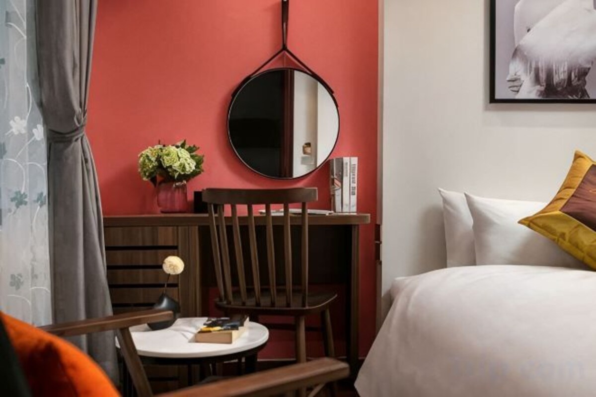 Escritorio, cortinas blackout, wifi gratis y ropa de cama 