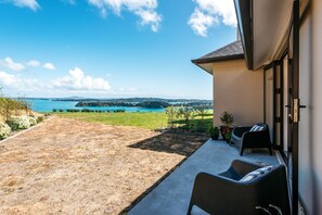 Luxury Double Room | Water view - The Apartment at Te Whau Point (Waiheke Island)