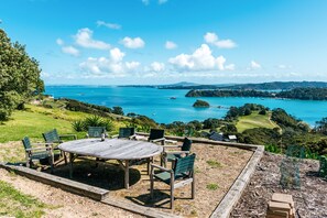 Outdoor dining - The Apartment at Te Whau Point (Waiheke Island)