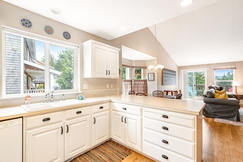 Dog friendly house w/spacious deck, gas grill, near Manzanita and the ocean