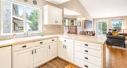 Dog friendly house w/spacious deck, gas grill, near Manzanita and the ocean