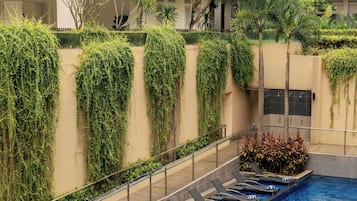 Una piscina al aire libre (de 07:00 a 22:00), tumbonas