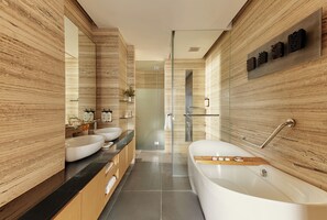 Articles de toilette écologiques, sèche-cheveux, peignoirs, chaussons