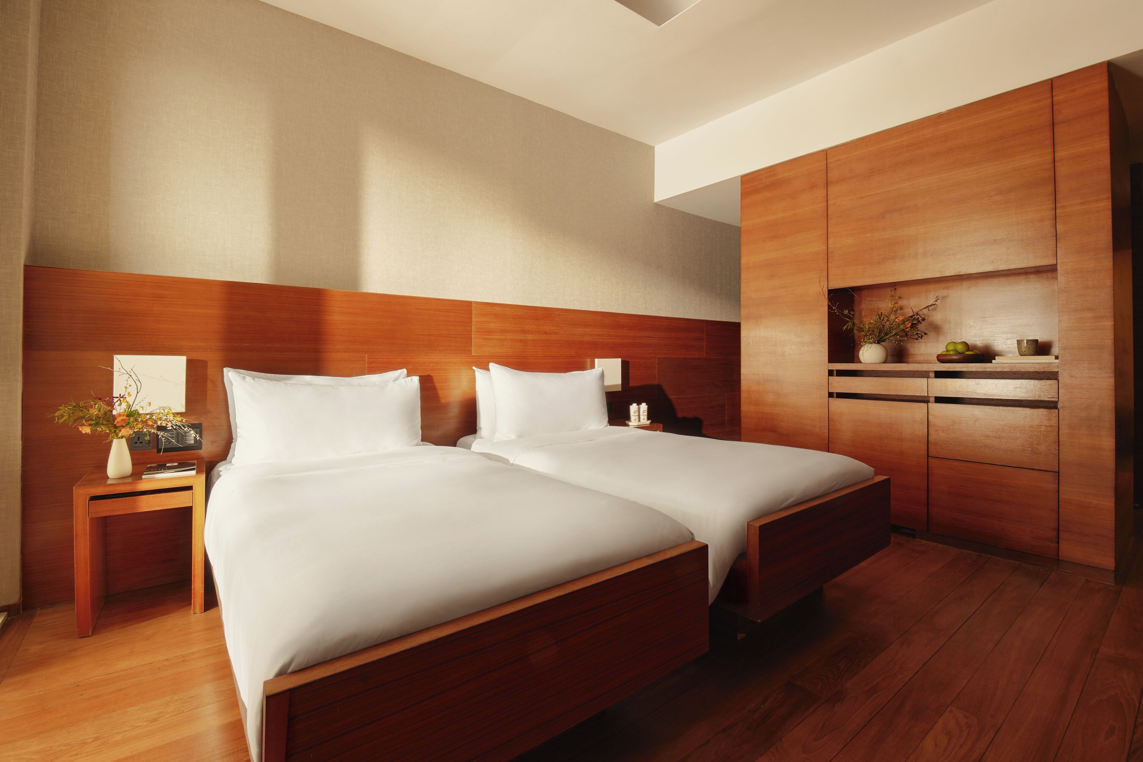 セーフティボックス (室内)、デスク、ノートパソコン用作業スペース、遮光カーテン