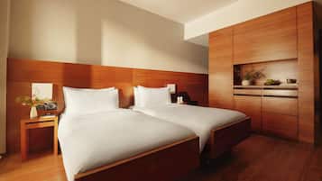 Cofres nos quartos, escrivaninha, espaço de trabalho para notebook