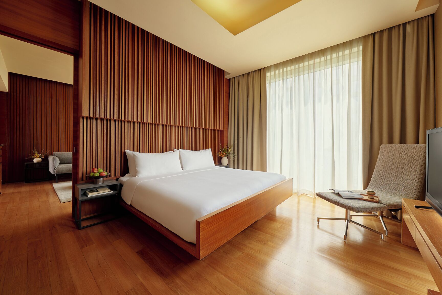 Suite | Peti besi dalam bilik, meja, ruang kerja komputer riba 