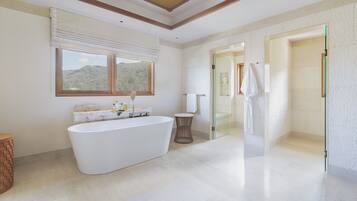 Presidential-Villa | Badezimmer | Designer-Toilettenartikel, Haartrockner, Bademäntel, Hausschuhe