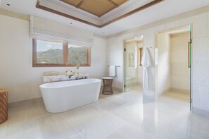 Villa presidencial | Baño | Artículos de higiene personal de diseño, secador de pelo y albornoces