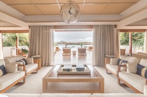 Deluxe Suite, Private Pool, Mountain View | Living room