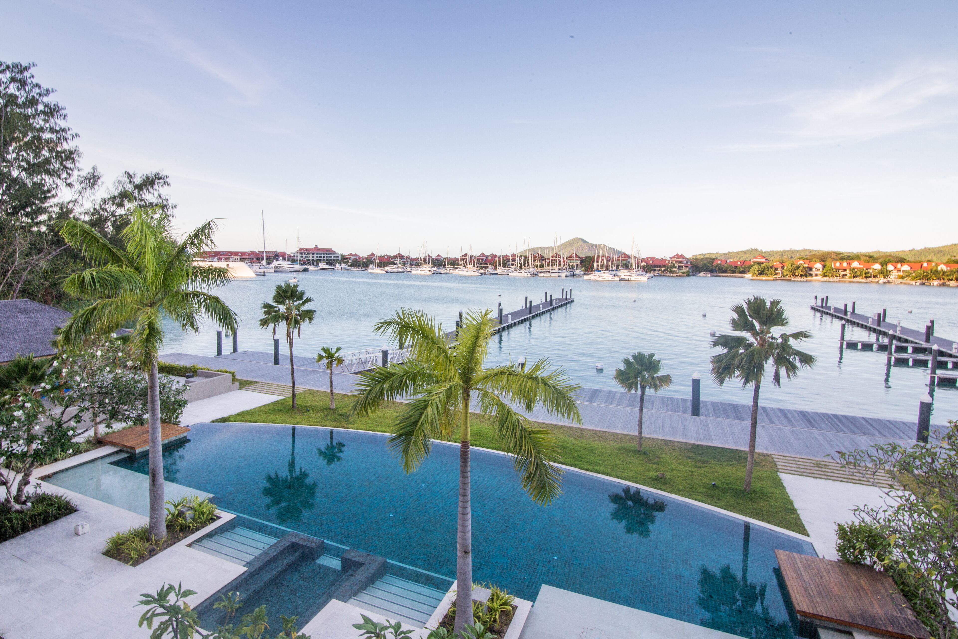 Ein Pool mit Blick auf einen Jachthafen und Boote.