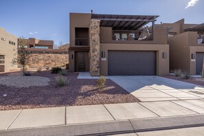 Townhome, Multiple Beds (Red Rock & Turned Wood Escape) | Exterior