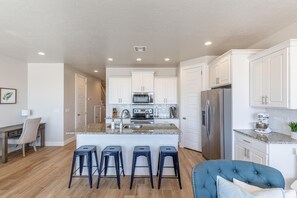 Townhome, Multiple Beds (Pleasant View) | Private kitchen | Oven, toaster, freezer, ice maker - Pleasant View (St. George)