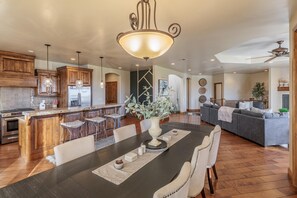 House, Multiple Beds (Chip Shot) | Private kitchen | Oven, electric kettle, toaster, blender - Chip Shot (St. George)