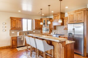 House, Multiple Beds (Chip Shot) | Private kitchen | Oven, electric kettle, toaster, blender