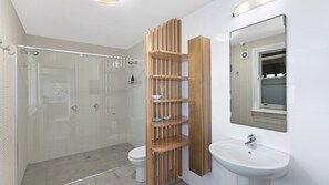 Bathtub, towels - La Gratitude - Short Walk to Beach, Great Views! (Avoca Beach)