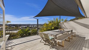 Outdoor dining - La Gratitude - Short Walk to Beach, Great Views! (Avoca Beach)