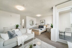 Studio Apartment | Living area - Bright And Sunny Studio Apartment (Neutral Bay)