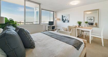 Bright And Sunny Studio Apartment