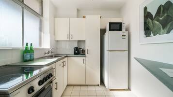 Studio Apartment | Private kitchen | Fridge, microwave, oven, dishwasher