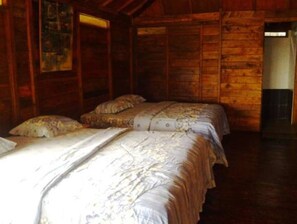 Desk, free WiFi, bed sheets - Nirwana Hotel Lembang (Lembang)
