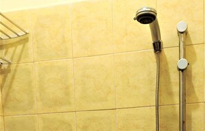 Standardenkeltværelse | Badeværelse | Bruser, gratis toiletartikler, bidet, håndklæder