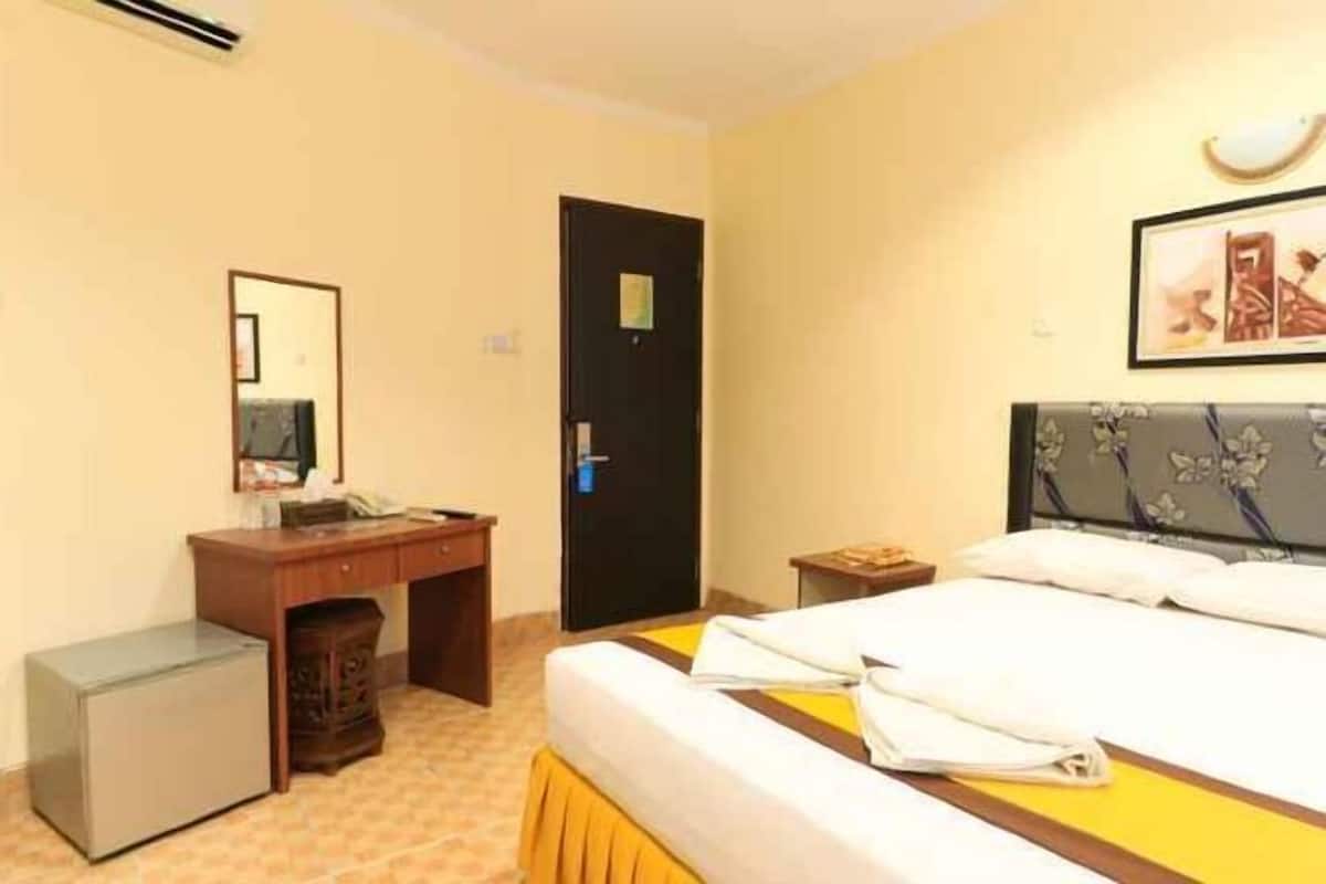 Escritorio, wifi gratis y ropa de cama