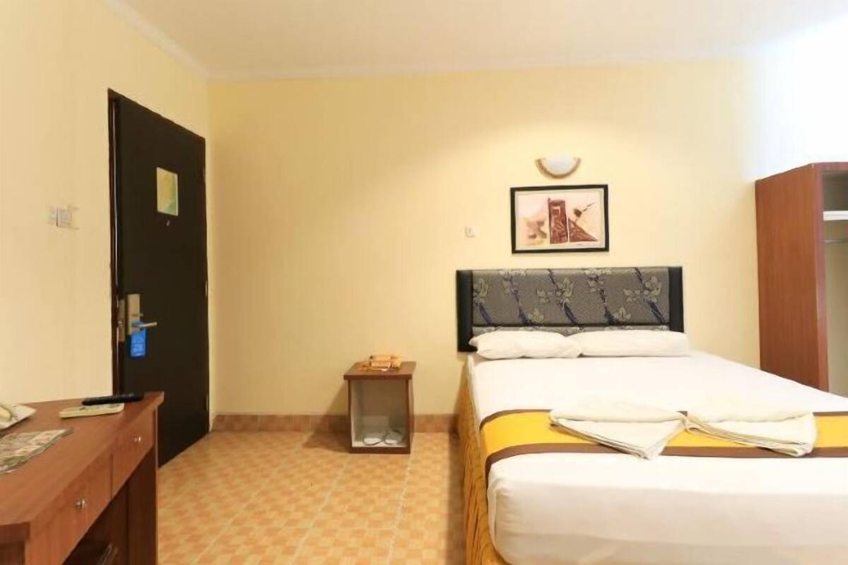 Escritorio, wifi gratis y ropa de cama