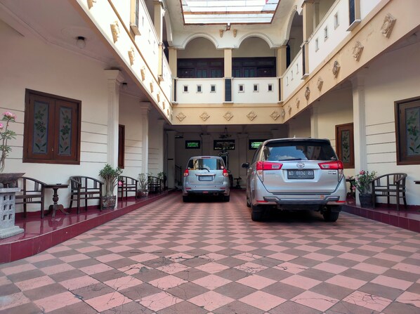 Free self parking - Mangkuyudan Hotel Solo (Surakarta)
